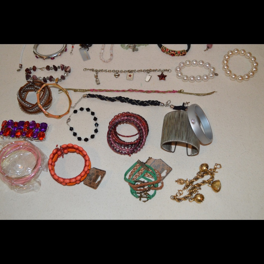30 Bracelets - Picture 4 of 4